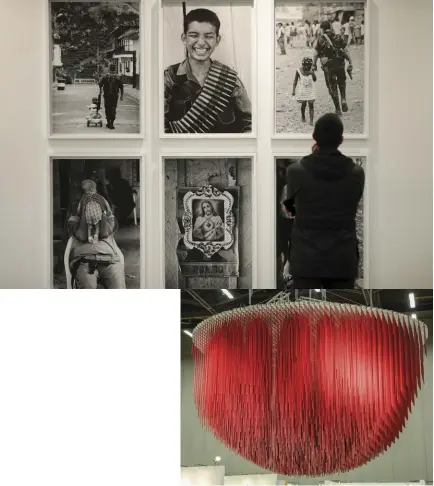  ??  ?? Arriba: Media Esfera Roja, 1988, de Jesús Rafael Soto: más arriba: aspecto de la feria de arte en la edición del 2017.