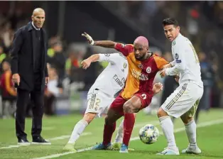  ?? — AP ?? Out of my way:
Galatasara­y’s Ryan Babel (centre) in action against Real Madrid’s James Rodriguez (right) and Dani Carvajal during the Champions League Group A match in Istanbul on Tuesday.