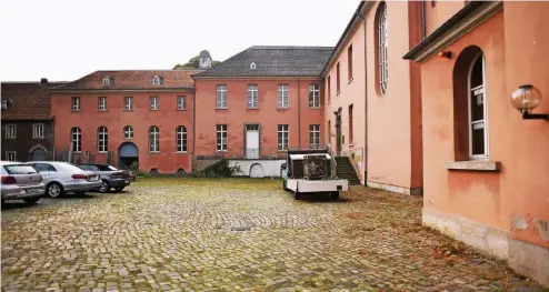  ?? FOTO:JANA BAUCH ?? Im Innenhof schlugen die Einbrecher ein Fenster ein, gelangten dadurch ins Schloss.