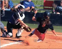  ?? Photos by LARRY GREESON / For the Calhoun Times ?? ( Sonoravill­e’s Harleigh Chastain (9) slides into home for a close play at the plate during Game 1. ( Sonoravill­e coach Chad Hayes and the team looks on from the bench.