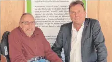  ??  ?? Harald Müller (rechts) überreicht Klaus Schuler das goldene Ehrenzeich­en.