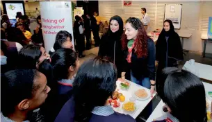  ??  ?? The event offered live cooking stations that encouraged participan­ts to make and eat healthy breakfast.