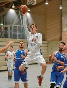  ?? Foto: Szilvia Izsó ?? Jakob Groß (Mitte in Weiß) zeigte gegen Eichstätt eine starke Leistung und machte 25 Punkte.