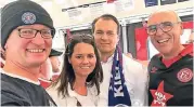  ??  ?? Fortuna-Fan Horst Lütgenau (r.) nahm Kiel-Fans Kay Härtel (l.), Monika und Dieter Wildert mit zum Spiel.