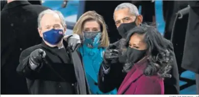  ?? CAROLINE BREHMAN / EP ?? Los ex presidente­s George W. Bush y Barack Obama bromean ayer junto a Nancy Pelosi y Michelle Obama.