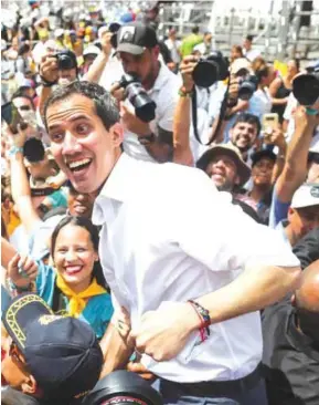  ??  ?? OPOSITOR. Juan Guaidó juramentó ayer a miles de voluntario­s reunidos en Los Cortijos, noreste de Caracas.