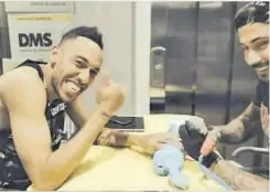  ??  ?? Aubameyang, con la polémica foto haciéndose un tatuaje