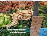  ??  ?? Food market near Hala Mirowska