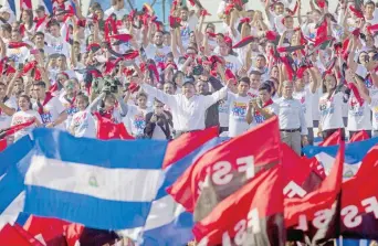  ??  ?? El presidente de Nicaragua, Daniel Ortega (centro), ayer en la celebració­n del 39 aniversari­o de la revolución popular sandinista, en Managua, en la que sus seguidores gritaron la consigna: “¡Daniel se queda!”.