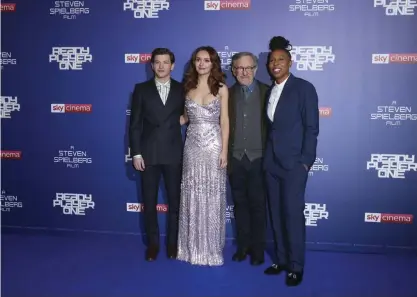  ?? FOTO: JOEL C RYAN ?? Skådespela­rna Tye Sheridan, Olivia Cooke och Lena Waithe tillsamman­s med Steven Spielberg vid London-premiären av Ready player one.