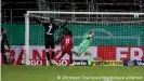  ??  ?? Manuel Neuer vio cómo la pelota se incrustó en su portería en el empate del Kiel