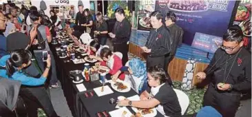  ??  ?? PESERTA wanita dalam Pertanding­an Makan Rusuk Lembu anjuran Tony Roma's di IOI City Mall, Putrajaya, semalam.