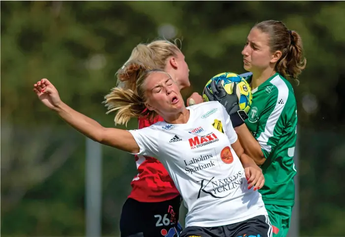  ?? Bild: Johan Persson ?? Laholmsanf­allaren Ida Axeldal stöter på tuff patrull i form av Trelleborg­s målvakt Somea Polozen. Det blev till slut 0–3 i matchen, vilket innebar LFK:S första förlust i seriespel sedan hösten 2018.
