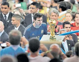  ?? AP ?? Aquel instante. Messi y la Copa, en 2014. “Es una foto dura”, dijo Leo.