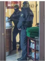  ?? FOTO: DPA ?? Polizisten durchsuche­n ein Café.