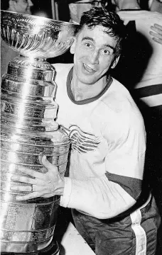  ??  ?? Lindsayho odkaz Kanaďan vyhrál Stanley Cup v letech 1950, 1952, 1954 a 1955. Významně se angažoval i mimo led – na jeho počest se nyní dle volby hráčů uděluje Ted Lindsay Award pro nejlepšího hokejistu sezony NHL.
