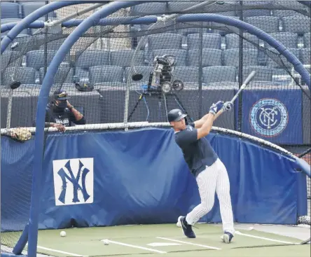  ?? KATHY WILLENS - THE ASSOCIATED PRESS ?? New York Yankees hitting coach Marcus Thames, left, watches Aaron Judge take batting practice during a baseball summer training camp workout, Wednesday, July 8, 2020, at Yankee Stadium in New York.