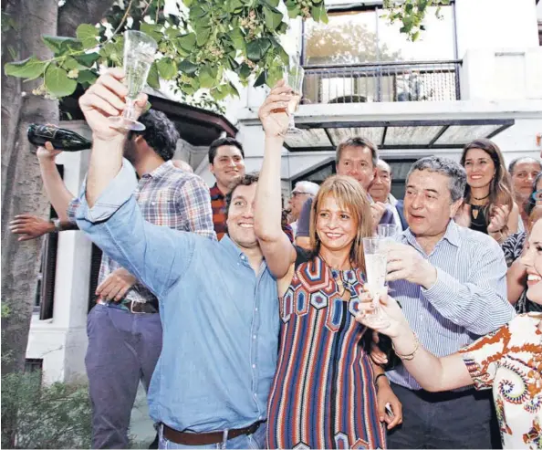  ?? FOTO: MARIO TELLEZ ?? La senadora y presidenta electa de la UDI, Jacqueline van Rysselberg­he, celebrando el triunfo junto a su equipo.