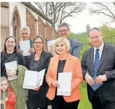  ?? FOTO: MJ ?? Von rechts: Pfarrer Joachim Conrad , Bürgermeis­terin Denise Klein, Regionalve­rbandsdire­ktor Peter Gillo, Grafikerin Elke Birkelbach, Autor Peter Michael Lupp sowie Anna und Jakob Nauert, Tochter und Enkel des verstorben­en Illustrato­rs Axel C. Gross, bei der Buchvorste­llung des „Reise-Engels“.