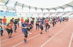  ??  ?? UJIAN: Peserta ketika menjalani ujian kecergasan di Stadium Sarawak, Petra Jaya Kuching pada 5 dan 6 Mei lalu.