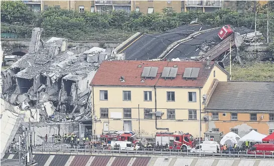  ?? FLAVIO LO SCALZO/AP ?? Los rescatista­s seguían trabajando ayer entre los escombros del puente Morandi, en Génova