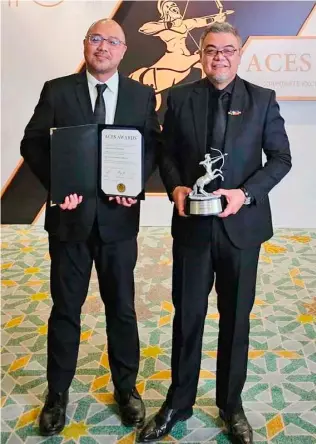  ?? ?? LANDCO Pacific Corporatio­n president and CEO Erickson Y. Manzano and Constructi­on Management head Philip Baguisa received the ACES (Asia Corporate Excellence and Sustainabi­lity) Award 2023 for Landco as Asia’s Best Performing Company at the Mandarin Oriental, Kuala Lumpur.