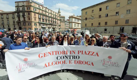  ??  ?? In strada
Il corteo «Genitori in piazza contro alcol e droga» è stato seguito da appena una cinquantin­a di mamme di adolescent­i, che hanno sfilato da piazza Matteotti fino a Palazzo San Giacomo per chiedere un maggiore sostegno dalle istituzion­i...