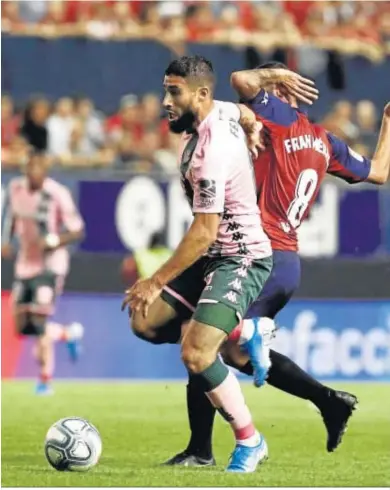  ??  ?? El francés Fekir, que fue de más a menos hasta retirarse con molestias, trata de zafarse de Fran Mérida.