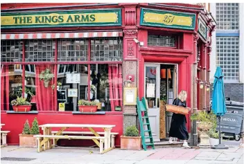  ?? FOTO: IMAGO IMAGES ?? Viele Pubs wie das „Kings Arms“in London haben seit knapp zwei Wochen wieder auf.