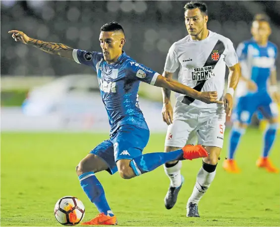  ?? AP ?? Otra vez el mejor. Centurión maniobra ante Desábato, que en el segundo tiempo fue expulsado. El de Racing tuvo un muy buen partido.