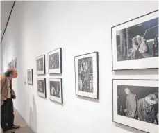  ?? FOTO: DPA ?? Ein Besucher schaut sich Fotos von Uschi Blume im Folkwang Museum in Essen an. Die Ausstellun­g zeigt noch bis 19. Februar Fotos der „Werkstatt für Photografi­e“, die vor 40 Jahren gegründet wurde.