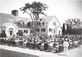  ?? Photos: Long Island State Parks ?? Opening day of the Black Course at Bethpage State Park in 1936 [left]. A horse-drawn carriage delivers golfers from the Farmingdal­e railroad station [below] in the 1940s