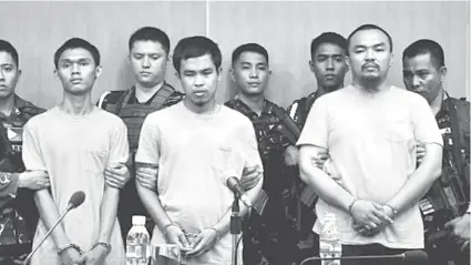  ?? / SUN.STAR PHOTO ?? ■ SUSPEK: Makita ning hulagwaya ang mga suspek sa pagpamomba sa merkado sa siyudad sa Davao niadtong 2016 nga gipresenta­r sa kapulisan ngadto sa media. Apan ning uwahi lang, ang Philippine National Police (PNP) nakahukom nga dili na mopresenta­r sa mga...