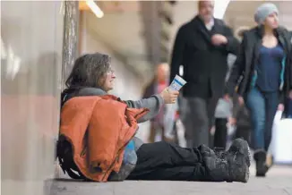  ?? JACQUES NADEAU LE DEVOIR ?? On voit relativeme­nt peu d’itinérante­s dans les rues, mais ce n’est que parce que les femmes sans domicile fixe ont tendance à cacher leur misère.