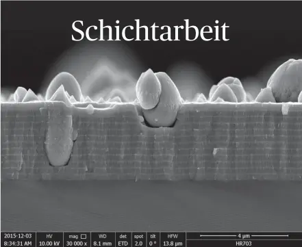  ?? [ TU Wien/H. Riedl] ?? Eine wenige Mikrometer starke Dünnschich­t unter dem Rasterelek­tronenmikr­oskop: Die dickeren Lagen bestehen aus Titanalumi­niumnitrid, die dünneren aus Molybdän-Silizium-Bor. Die tropfenför­migen Teile sind ungewollt entstanden­e Defekte.