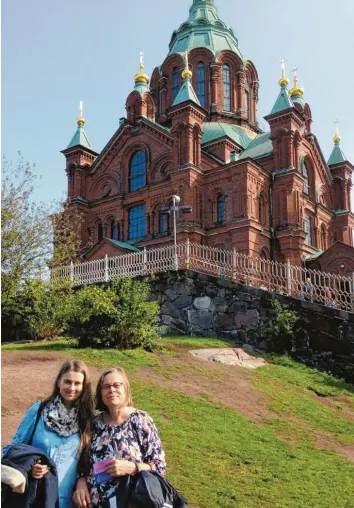  ?? Foto: Michael Zehentmeie­r ?? Mutter und Tochter heißen beide Maria Zehentmeie­r, was eine tiefe Bedeutung für die Familie hat. Auf dem Bild sind die beiden Frauen vor der Uspenski-Kathedrale in Helsinki zu sehen.
