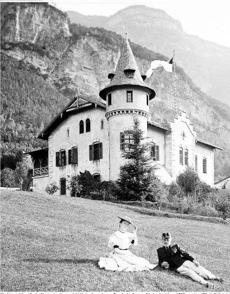  ??  ?? Die Atmosphäre, die der Massentour­ismus nicht bieten kann: Junges Paar in der Sommerfris­che des Jahres 1905 vor einer Villa in Hallstatt