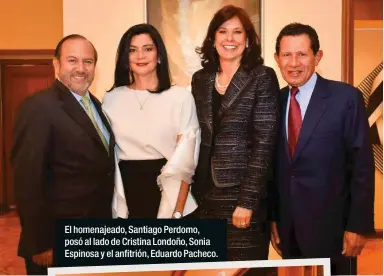  ??  ?? El homenajead­o, Santiago Perdomo, posó al lado de Cristina Londoño, Sonia Espinosa y el anfitrión, Eduardo Pacheco.
