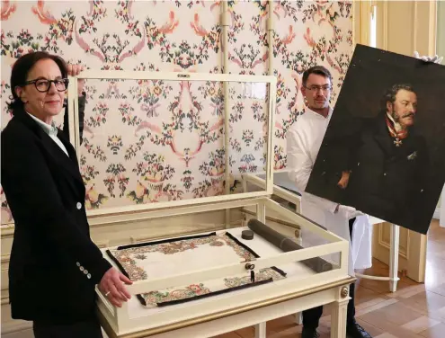  ?? FOTO: ULRIKE KERN ?? Eva-Maria von Máriássy, Direktorin des Sommerpala­is Greiz, mit dem Ehevertrag der Elizabeth. Dirk Görsch, Bibliothek­ar und Kurator der Ausstellun­g zeigt ein Porträt von Elizabeths Ehemann, Friedrich VI. Joseph.