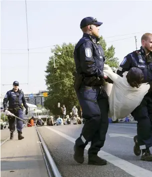  ?? FOTO: TEEMU SALONEN/EHTIKUVA ?? ■ Demonstran­terna är nu ute på Helsingfor­s gator för fjärde dagen. De kräver hårdare åtgärder mot klimatkris­en, samtidigt som polisen börjar ryta till och släpa bort de som inte samarbetar.