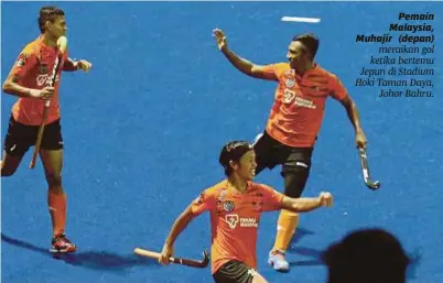  ??  ?? Pemain Malaysia, Muhajir (depan) meraikan gol ketika bertemu Jepun di Stadium Hoki Taman Daya, Johor Bahru.