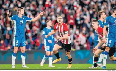  ?? EUROPA PRESS ?? De Marcos celebra el 3-2 entre los lamentos de los jugadores béticos.