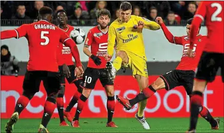  ??  ?? Le Belge Thomas Meunier a ouvert le score pour le PSG, sur une magnifique demi-volée, en première période.