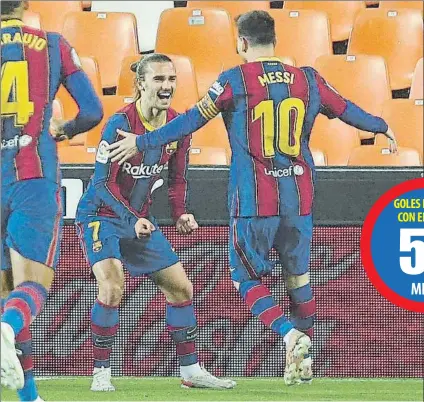  ?? FOTO: AP ?? Los abrazos de la dupla Griezmann-Messi
Entre los dos han marcado los siete últimos goles del Barça en este tramo final de LaLiga