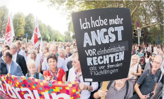  ??  ?? “Više se bojim domaćih desničara nego izbjeglica”, poručuju ljevičari u atmosferi podijeljen­osti njemačkog društva, najvećoj od ujedinjenj­a 1990.