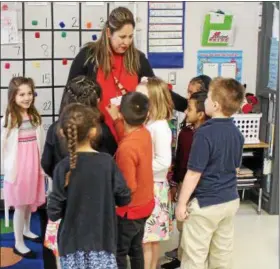  ?? TAWANA ROBERTS — THE NEWS-HERALD ?? Luz Delgado interacts with students at Chestnut Elementary School in Painesvill­e on May 2. Delgado completed some of her student-teaching at Chestnut Elementary.