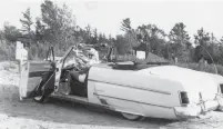  ??  ?? Susie Pinter behind the wheel of Vastokas’ 1954 Mercury convertibl­e parked along the shore of Wasaga Beach in 1960.