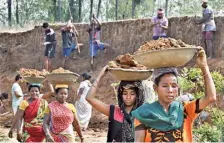  ?? V. RAJU ?? MGNREGS workers at Chilakakag­edda village of Anantagiri mandal in Alluri Sitharama Raju district.