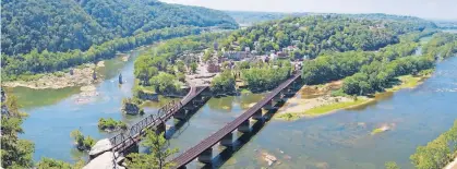  ?? WIKIPEDIA ?? Panoramic view of Harpers Ferry from Maryland Heights, with the Shenandoah (left) and Potomac (right) rivers.