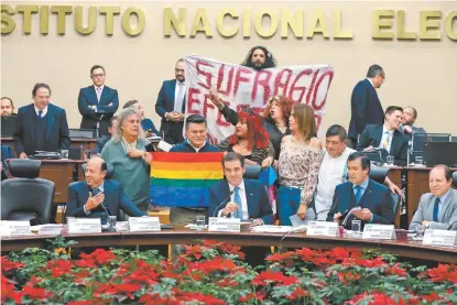  ?? JUAN CARLOS BAUTISTA ?? Ayer se celebró una sesión extraordin­aria del Consejo General, a la que acudieron personas transgéner­o.